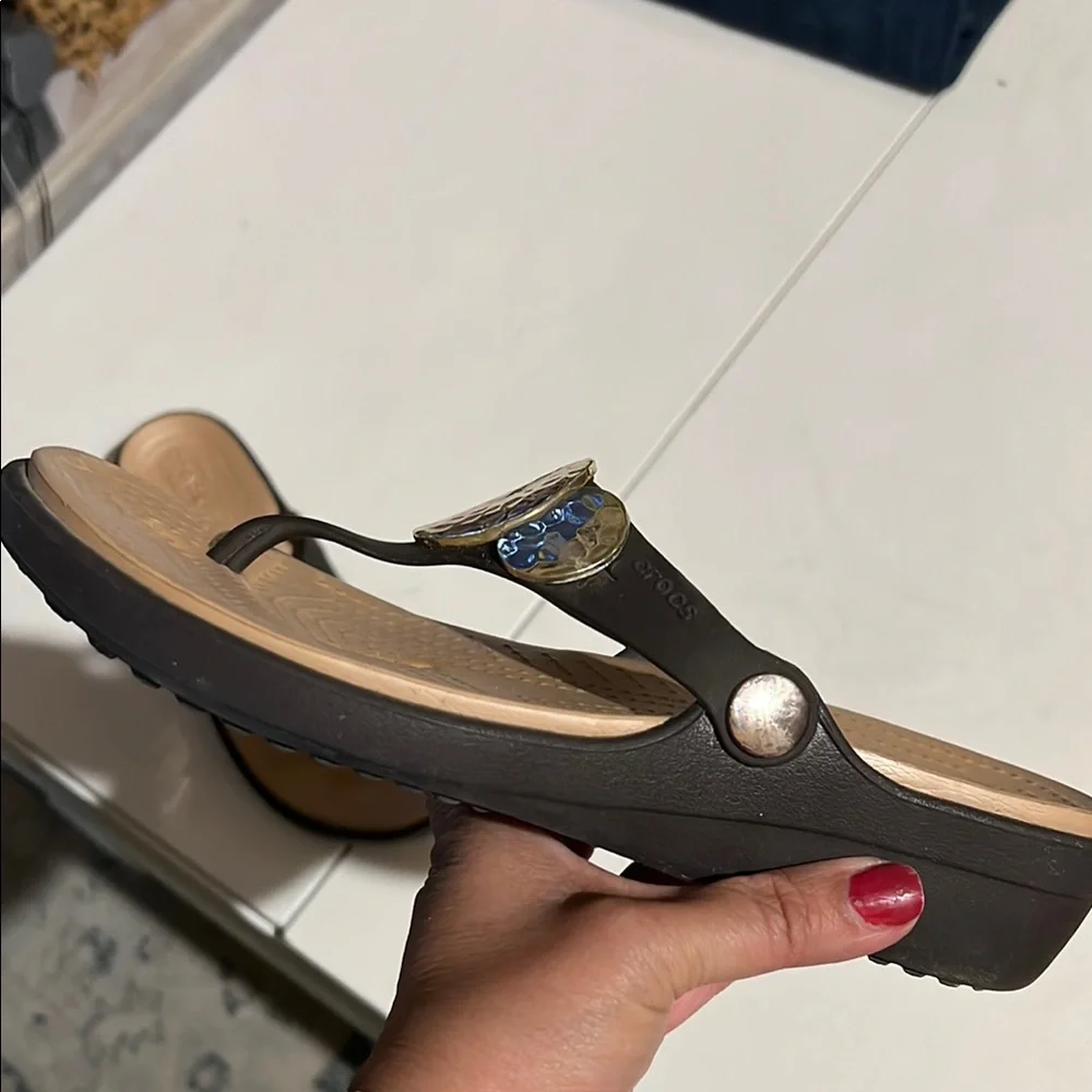 Crocs Women's Brown and Gold Sandals size 6 vacation, summer, beach - Picture 10 of 11